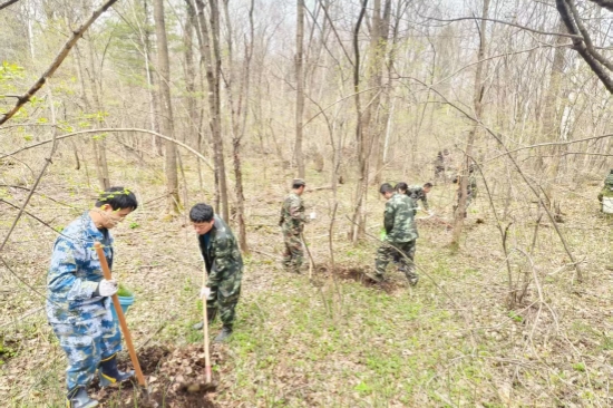 營(yíng)林處：黨旗引領(lǐng)添新綠 植樹造林踐初心（3）.jpg